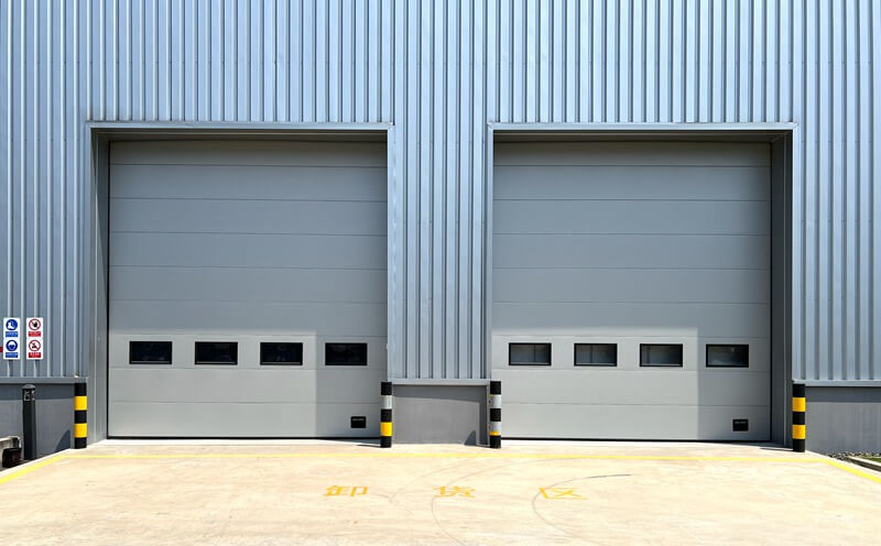 為什么工業(yè)提升門(mén)成為現(xiàn)代廠房大門(mén)的首選?——解析其核心優(yōu)勢(shì)插圖2 為什么工業(yè)提升門(mén)成為現(xiàn)代廠房大門(mén)的首選?——解析其核心優(yōu)勢(shì)插圖2
